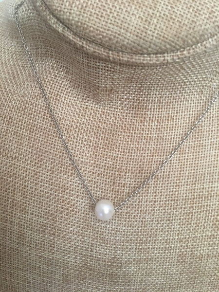 Simple pearl necklace