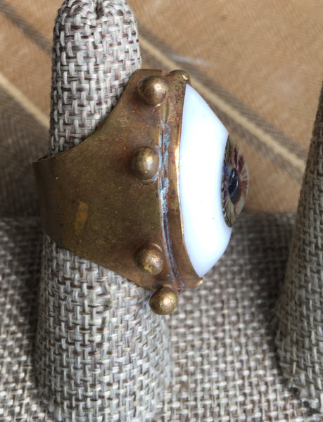 Hazel eyeball ring with a wide shank and details